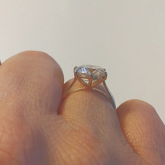 Luroxo Mossanite 4 CT. Portuguese cut in 10k yellow gold band. BNWT. Stunning! - Picture 5 of 6